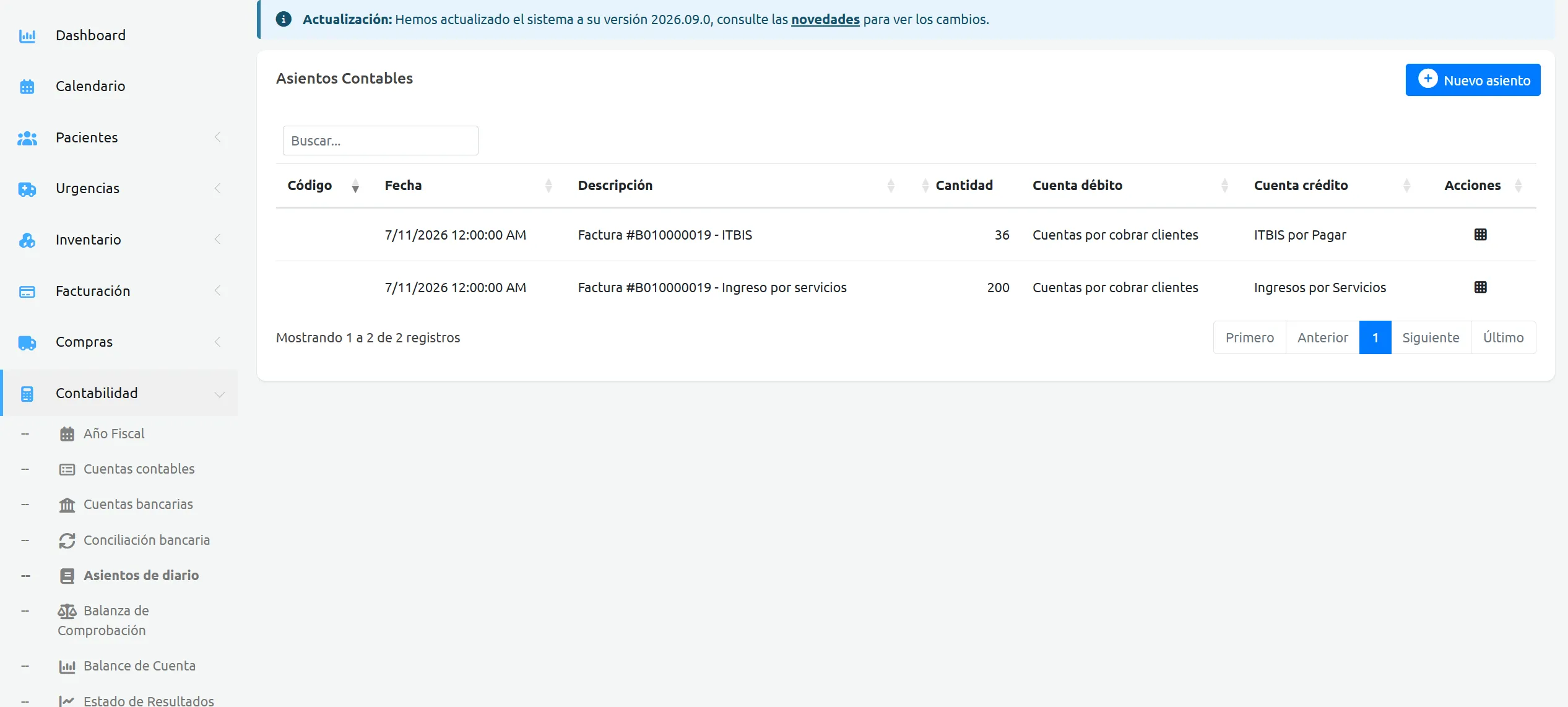 Listado de asientos contables generados desde una factura, con cuenta débito y cuenta crédito, y el menú de contabilidad con año fiscal, cuentas, conciliación bancaria y estados financieros