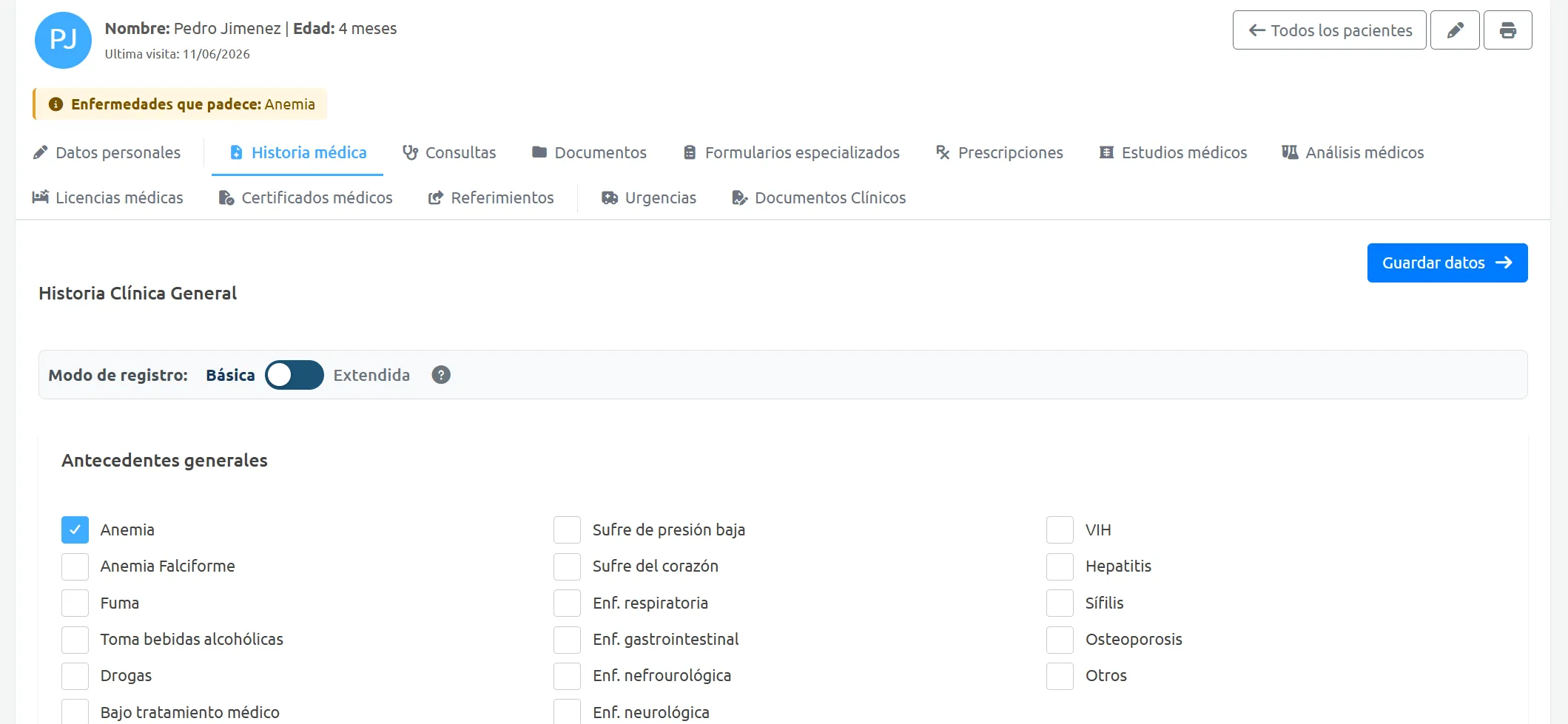 Expediente del paciente con pestañas de historia médica, consultas, prescripciones y estudios, y antecedentes generales marcados