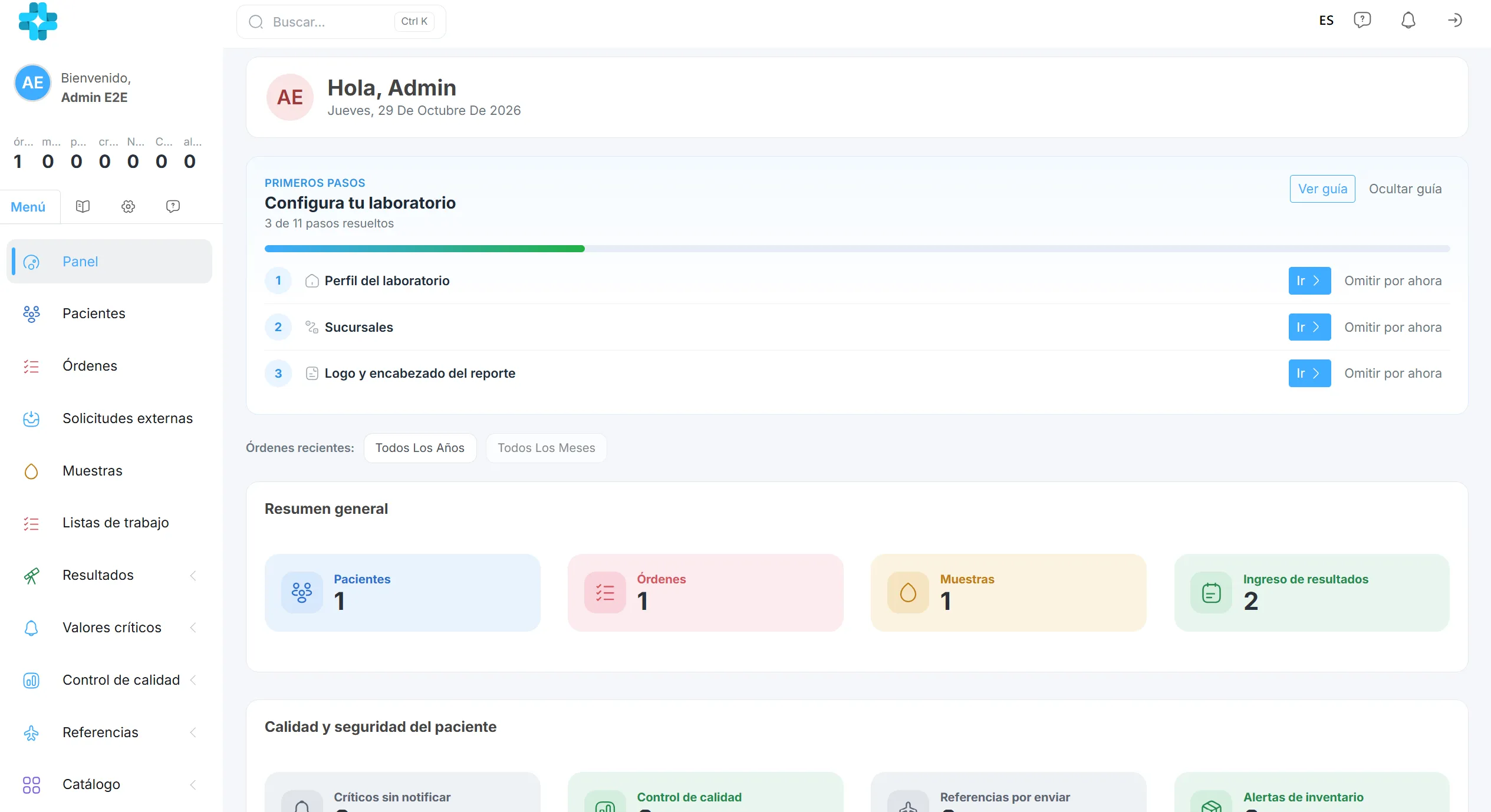 Panel del LIS con la guía de configuración del laboratorio, el resumen de pacientes, órdenes, muestras e ingreso de resultados, y el menú con órdenes, solicitudes externas, muestras, listas de trabajo, resultados, valores críticos y control de calidad
